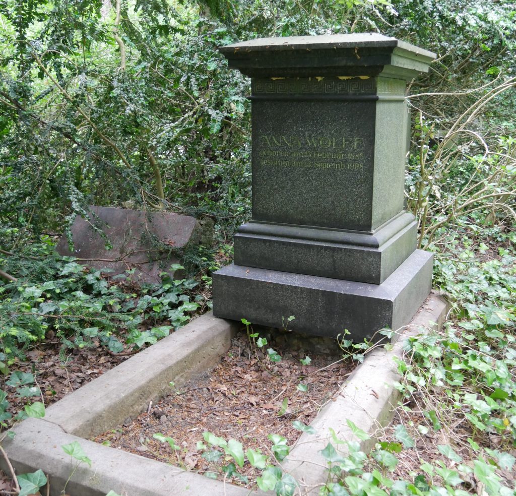 Grab der Anna Wolff (1888-1908) auf dem Ostfriedhof (Foto Klaus Winter)